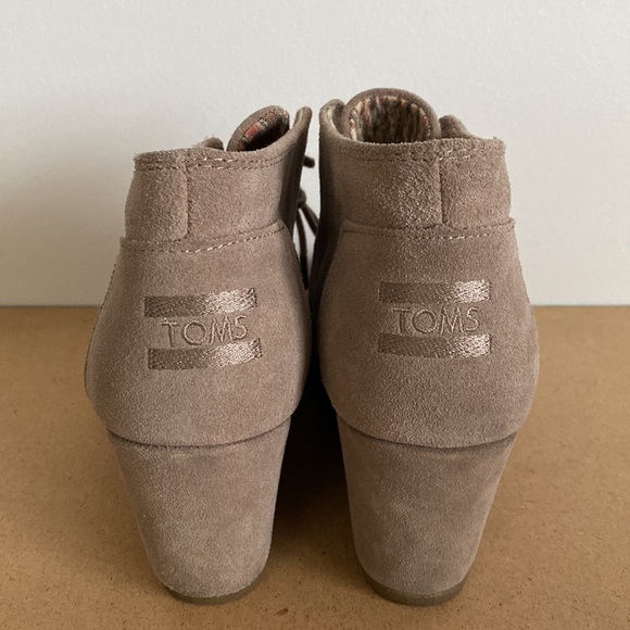 Toms Tan Wedges. Size 8 - Picture 2 of 10